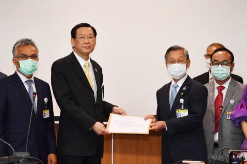 태국 국회의장 겸 하원의장은 국민의힘당 (팍팔랑쁘라차랏) 의원에게서 타이왕국헌법 일부 개정안 및 원칙과 근거보고서 또한 요약보고서 제출을 받았다.